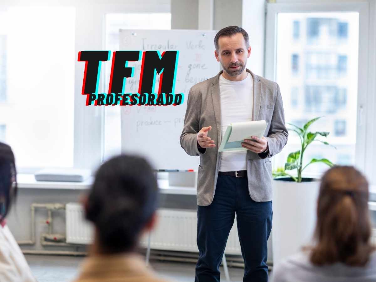Profesor explicando los temas del TFM de profesorado