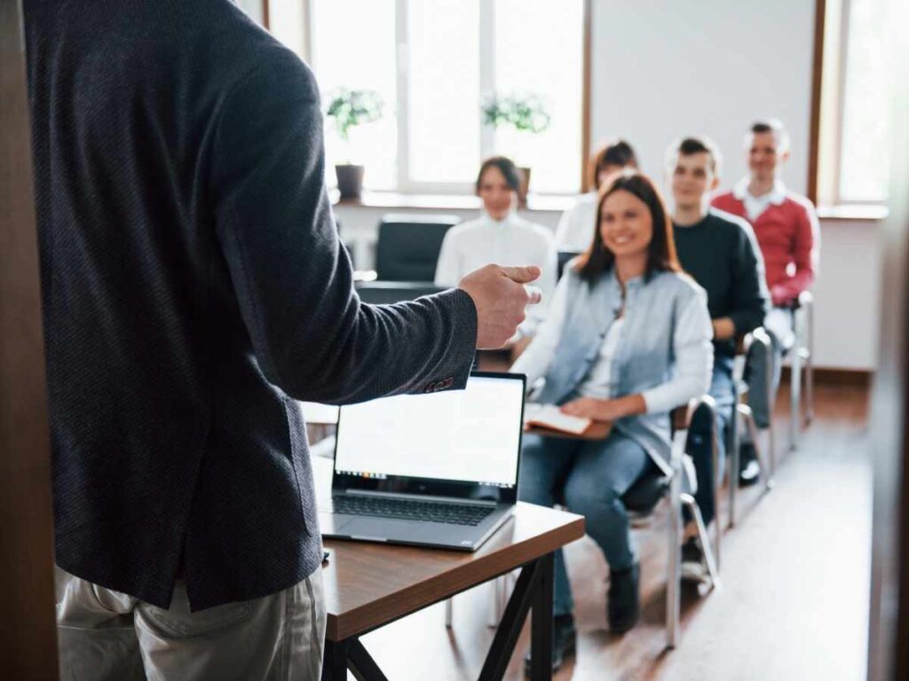 Portada ejemplo de Trabajo Fin de Máster en Profesorado con diseño académico

