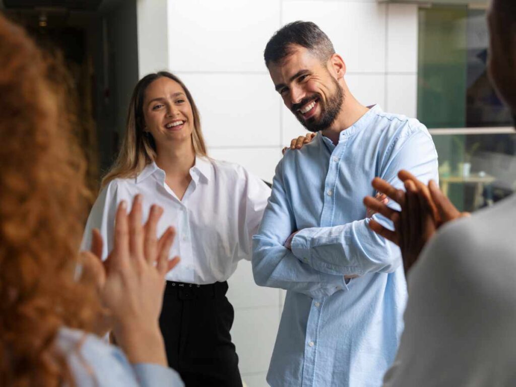 Estudiante feliz cerrando su etapa universitaria con gratitud tras presentar su TFM

