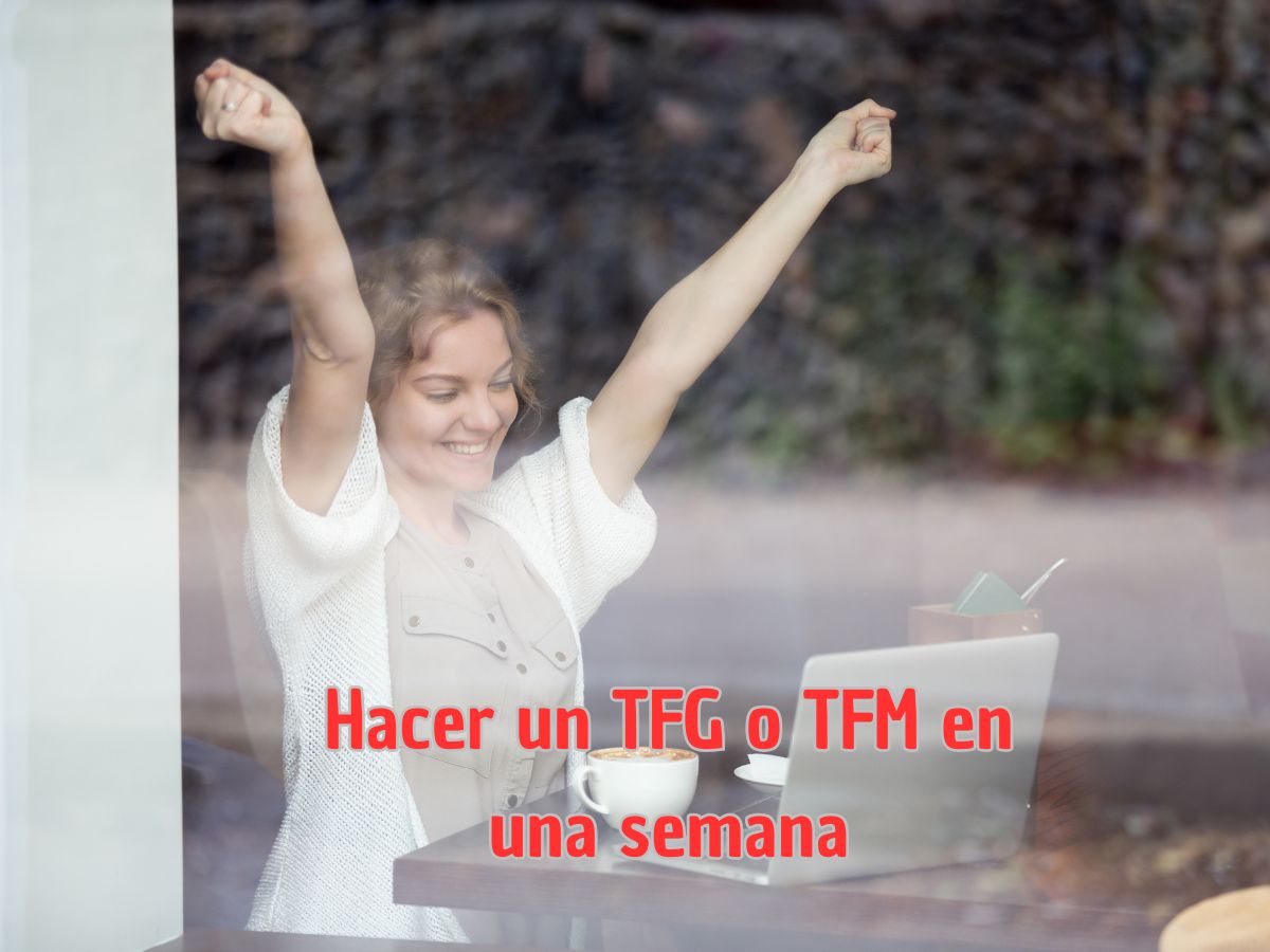 Estudiante feliz celebrando al completar su TFG o TFM en una semana, con brazos en alto y café en la mesa.